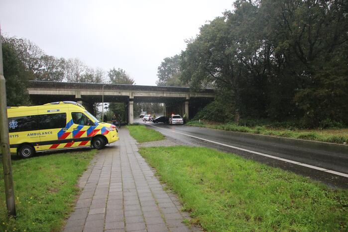 Personenauto vliegt uit de bocht en klapt tegen de vangrail