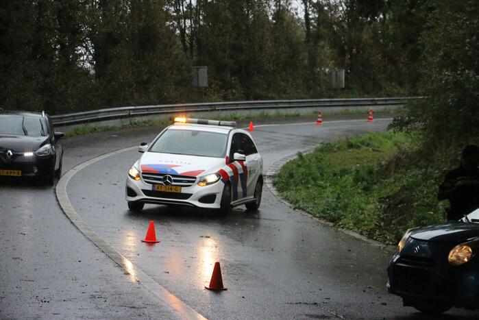 Personenauto vliegt uit de bocht en klapt tegen de vangrail