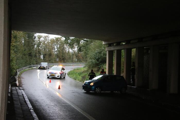 Personenauto vliegt uit de bocht en klapt tegen de vangrail