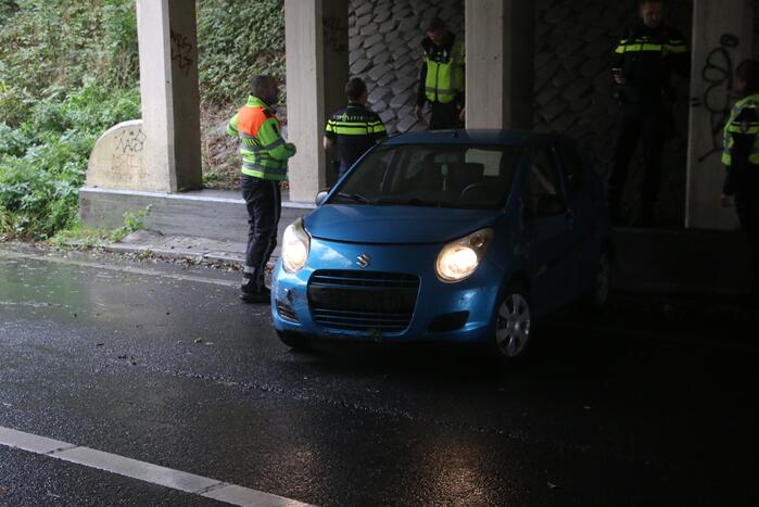 Personenauto vliegt uit de bocht en klapt tegen de vangrail