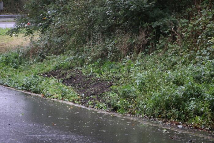 Personenauto vliegt uit de bocht en klapt tegen de vangrail