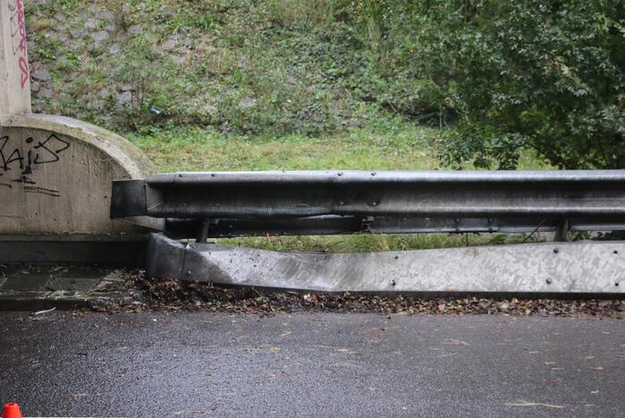 Personenauto vliegt uit de bocht en klapt tegen de vangrail