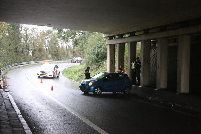Personenauto vliegt uit de bocht en klapt tegen de vangrail