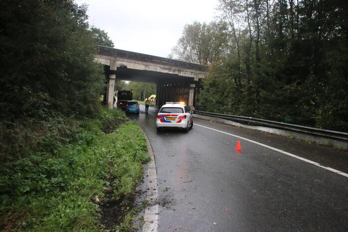 Personenauto vliegt uit de bocht en klapt tegen de vangrail