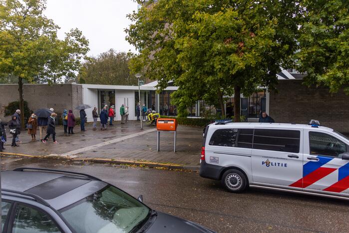 Man wordt niet goed tijdens vaccinatie griepprik in Protestantse kerk De Bron