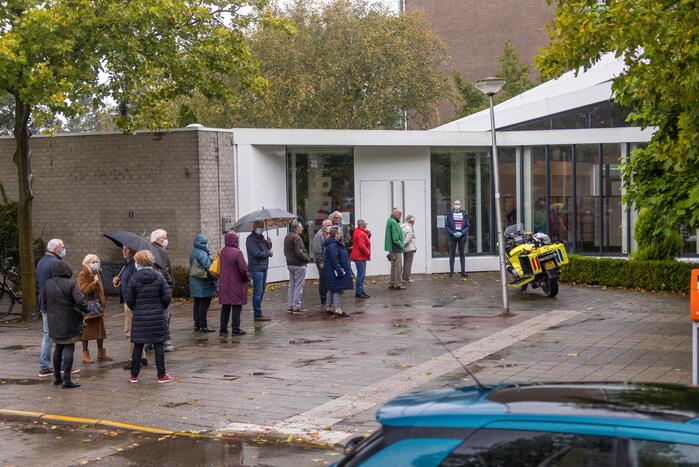 Man wordt niet goed tijdens vaccinatie griepprik in Protestantse kerk De Bron