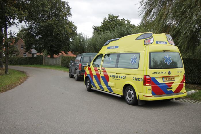 Auto en fietser met elkaar in botsing