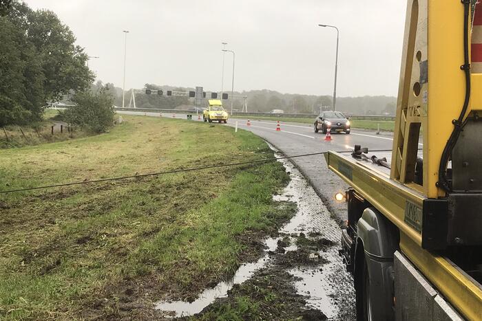 Auto vliegt uit de bocht op knooppunt Hoevelaken