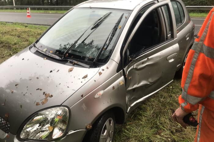 Auto vliegt uit de bocht op knooppunt Hoevelaken