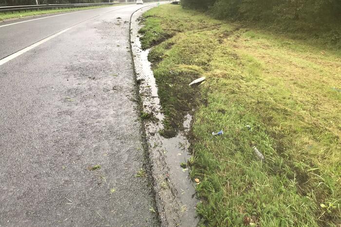 Auto vliegt uit de bocht op knooppunt Hoevelaken