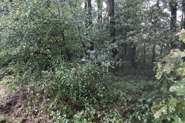 Auto vliegt uit de bocht op knooppunt Hoevelaken