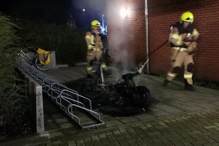 Appartementen geventileerd door brandende scooter