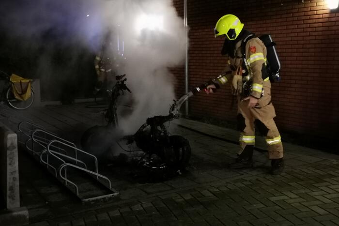 Appartementen geventileerd door brandende scooter