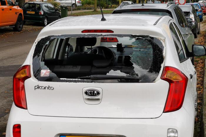 Verkeersbord door achteruit geslagen