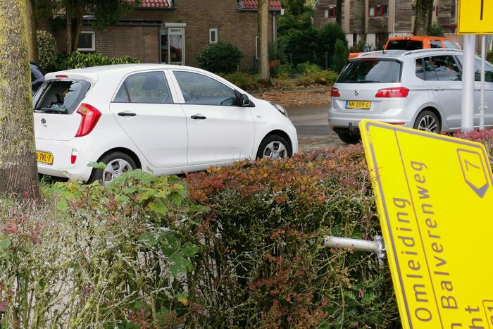 Verkeersbord door achteruit geslagen