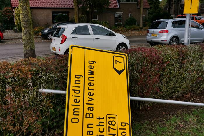 Verkeersbord door achteruit geslagen