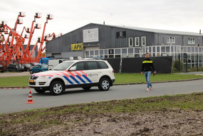 Zwaarbewapende agenten doen inval in bedrijfspand