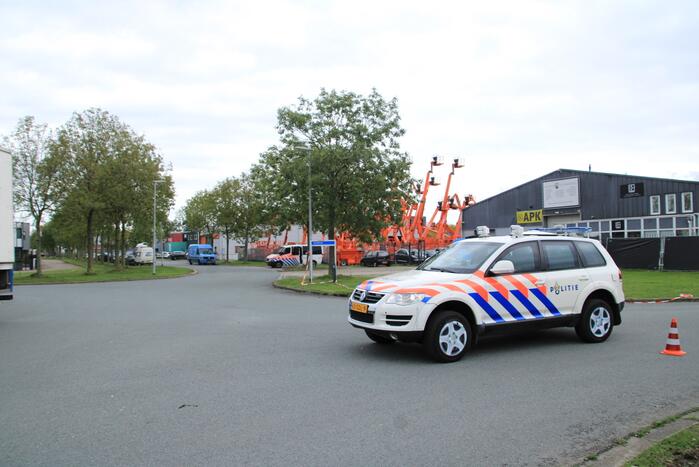 Zwaarbewapende agenten doen inval in bedrijfspand