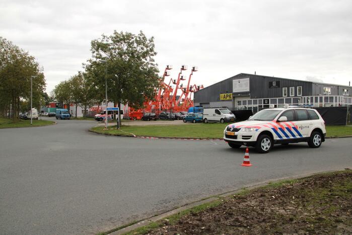 Zwaarbewapende agenten doen inval in bedrijfspand