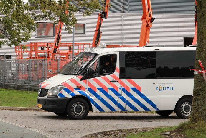 Zwaarbewapende agenten doen inval in bedrijfspand