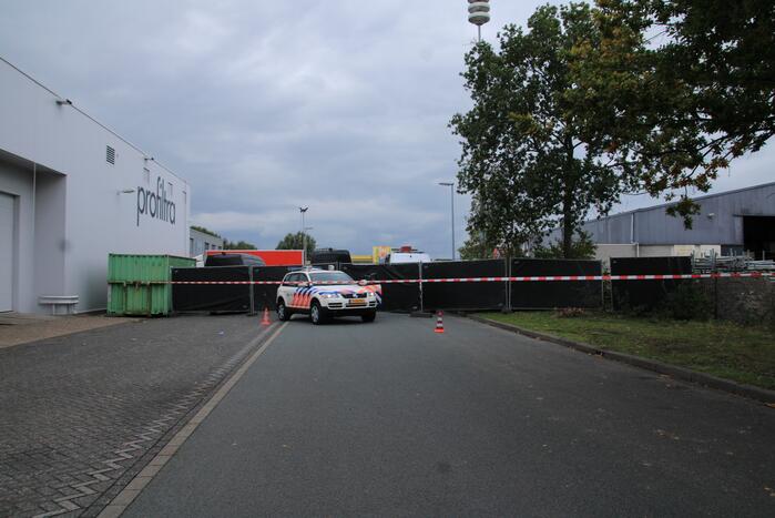 Zwaarbewapende agenten doen inval in bedrijfspand