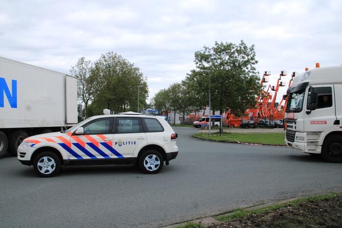 Zwaarbewapende agenten doen inval in bedrijfspand