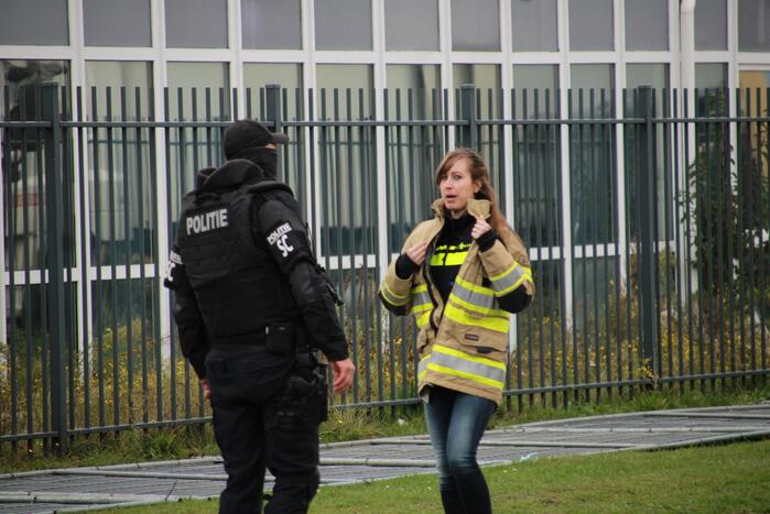 Zwaarbewapende agenten doen inval in bedrijfspand