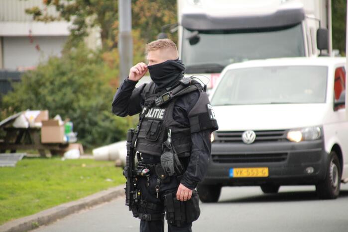 Zwaarbewapende agenten doen inval in bedrijfspand