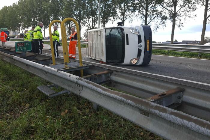 Bestelbus met aanhanger kantelt op snelweg