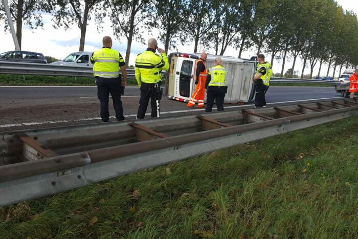 Bestelbus met aanhanger kantelt op snelweg