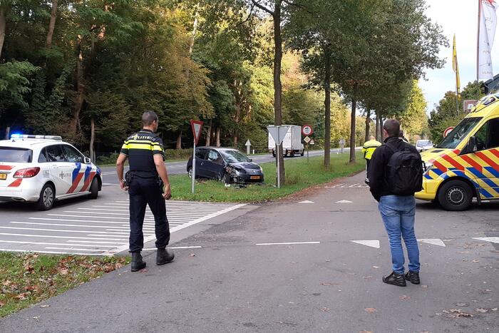 Personenauto knalt tegen boom