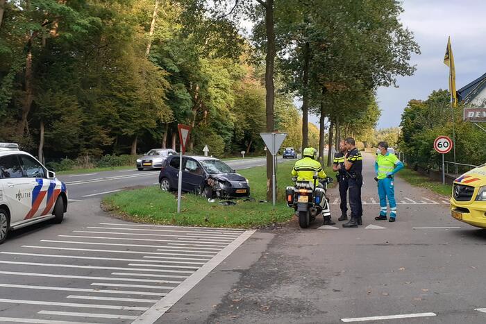 Personenauto knalt tegen boom