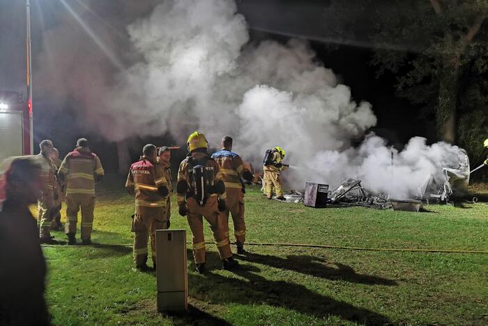 Caravan in brand op vakantiepark