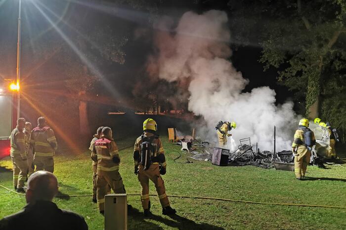 Caravan in brand op vakantiepark
