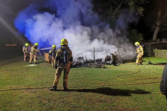 Caravan in brand op vakantiepark