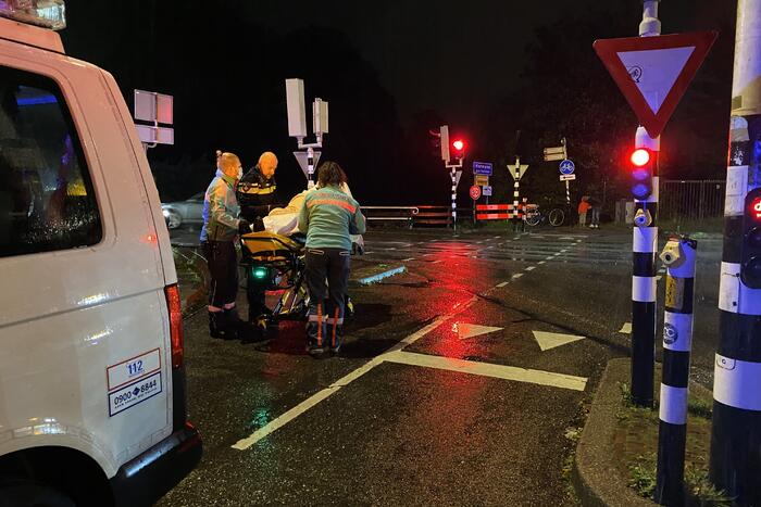 Man glijdt uit en valt in het water