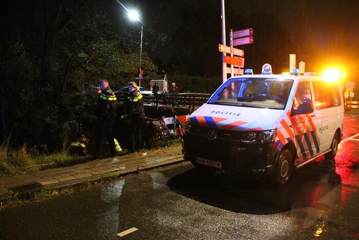 Man glijdt uit en valt in het water