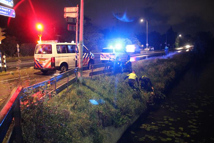 Man glijdt uit en valt in het water