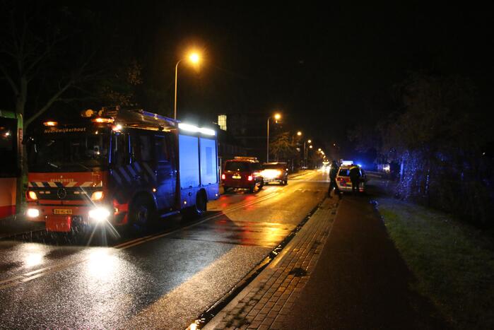 Auto belandt in sloot, bestuurder gered door omstander