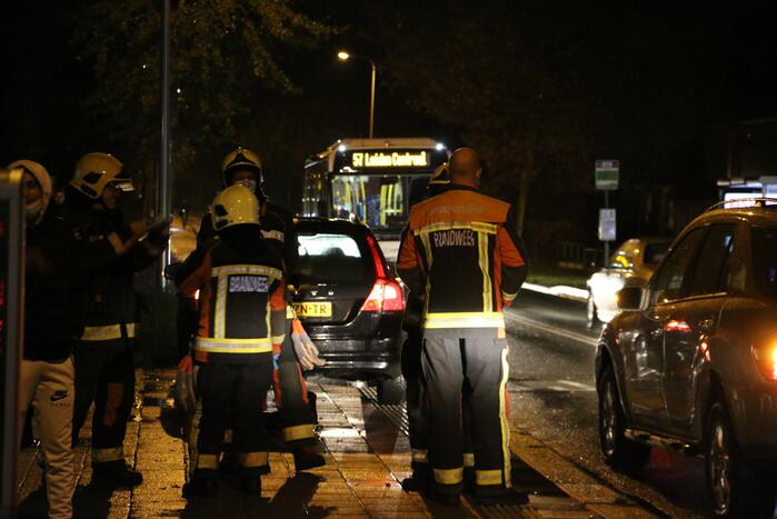 Auto belandt in sloot, bestuurder gered door omstander