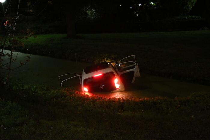 Auto belandt in sloot, bestuurder gered door omstander