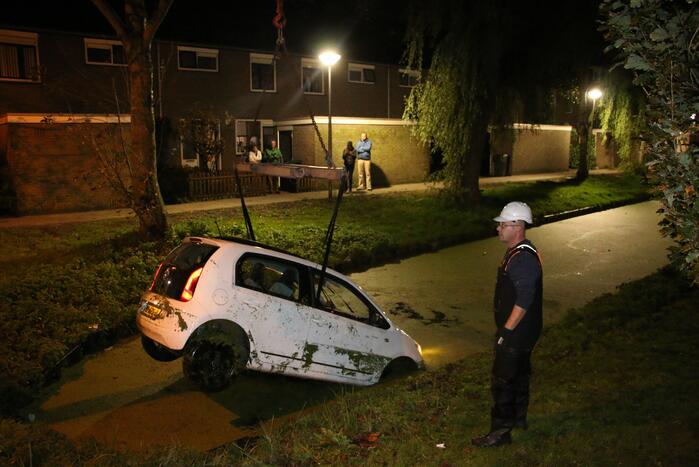 Auto belandt in sloot, bestuurder gered door omstander