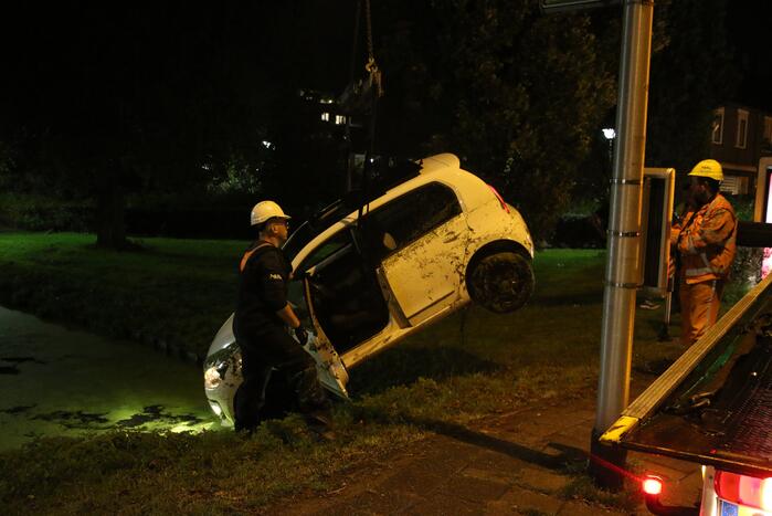 Auto belandt in sloot, bestuurder gered door omstander