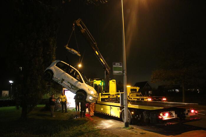 Auto belandt in sloot, bestuurder gered door omstander