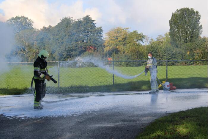 Brand in ton achter tankstation