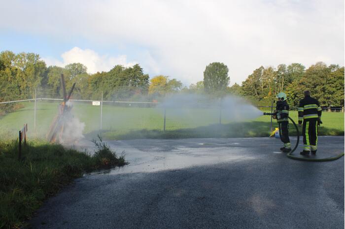 Brand in ton achter tankstation