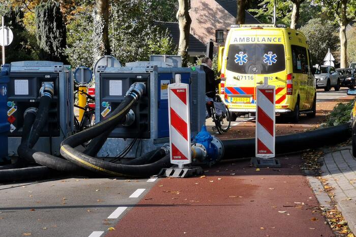 Fietser komt hard ten val door slangen op de weg