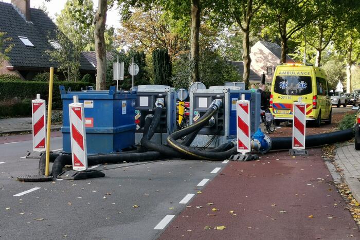 Fietser komt hard ten val door slangen op de weg