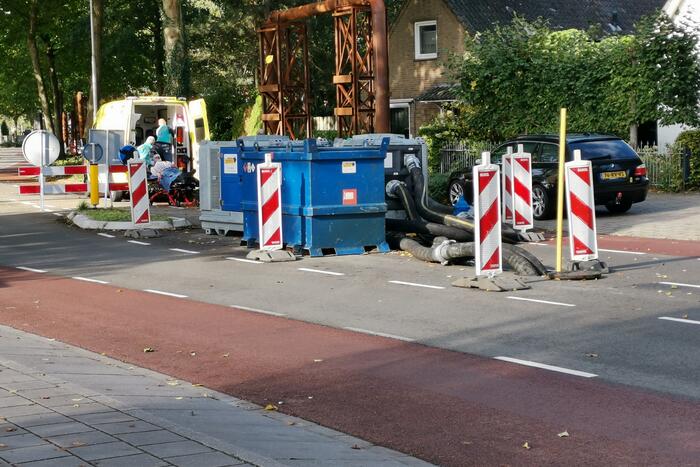 Fietser komt hard ten val door slangen op de weg