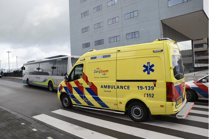 Persoon gewond bij ongeval tussen personenauto en bus